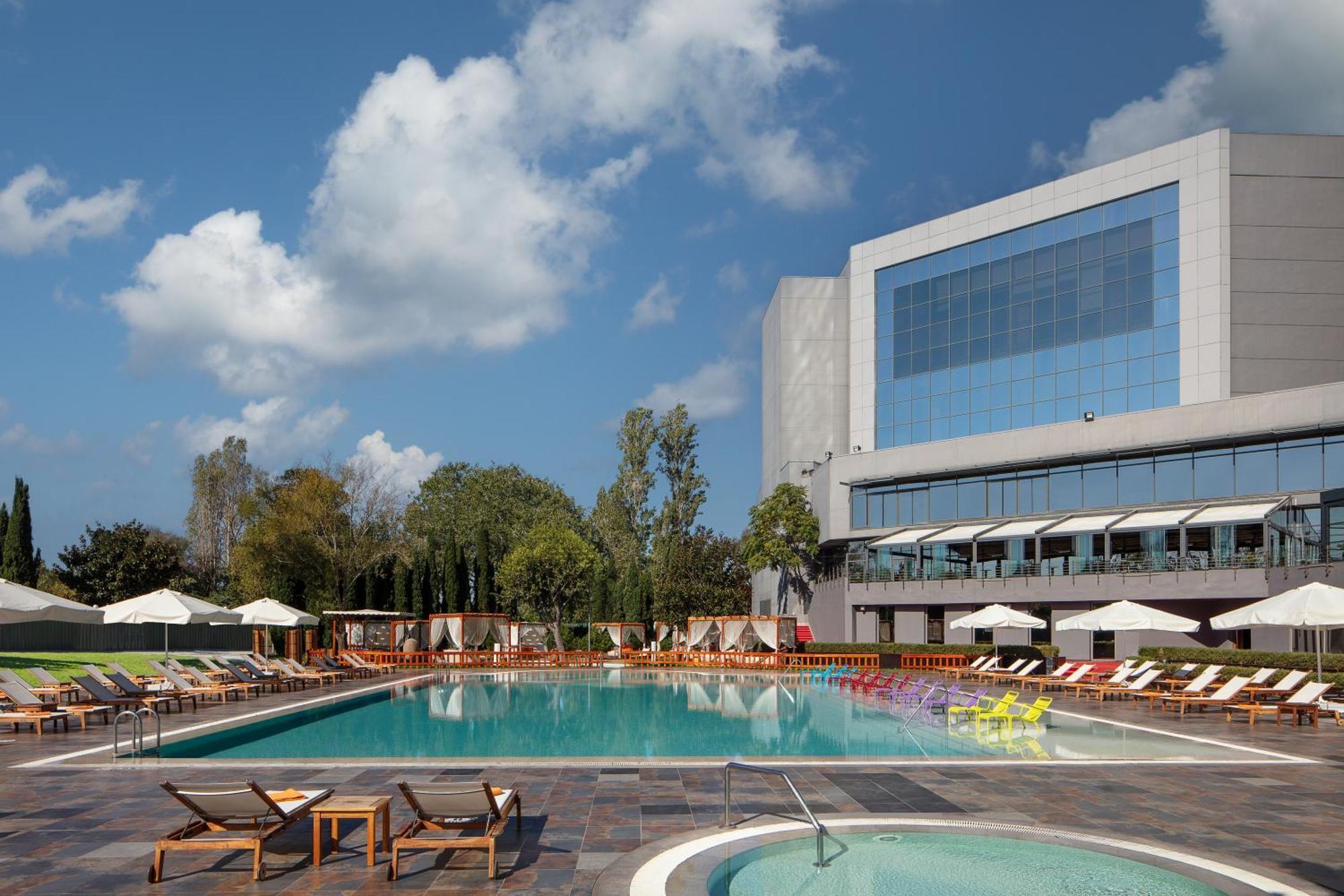 Sheraton Istanbul Atakoy Hotel Exterior foto The hotel's swimming pool