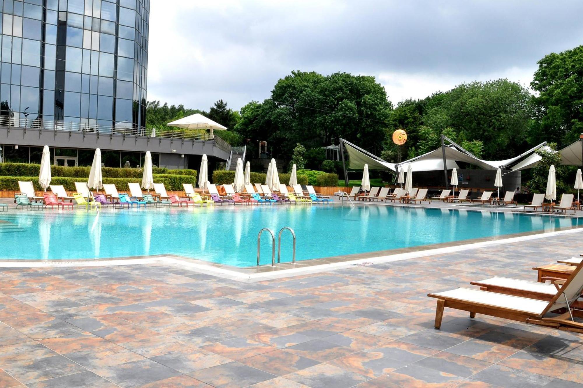Sheraton Istanbul Atakoy Hotel Exterior foto The pool at the hotel