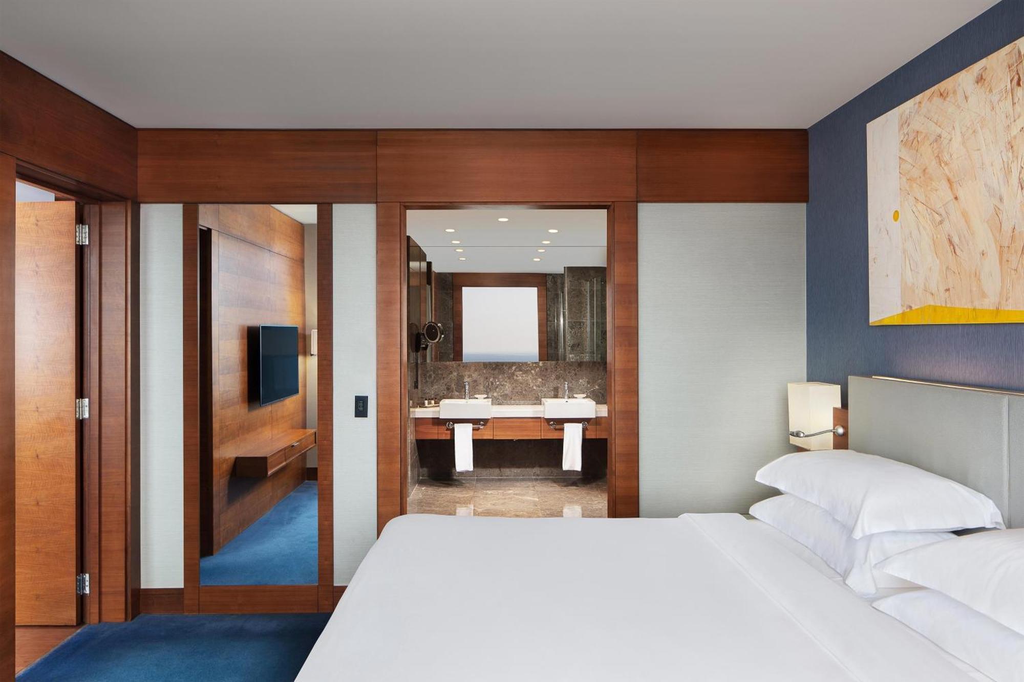 Sheraton Istanbul Atakoy Hotel Exterior foto A guest room at the hotel